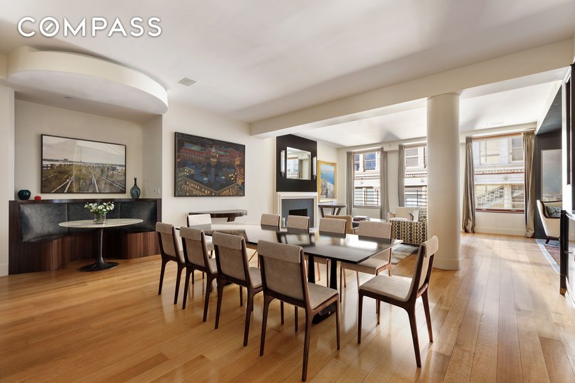 This exquisite triple-mint residence enjoys a semi-private - photo 3