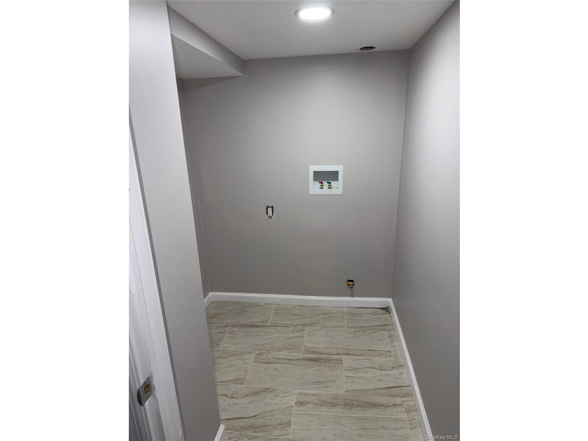 Fully renovated house includes new kitchen, bathrooms and all - photo 18