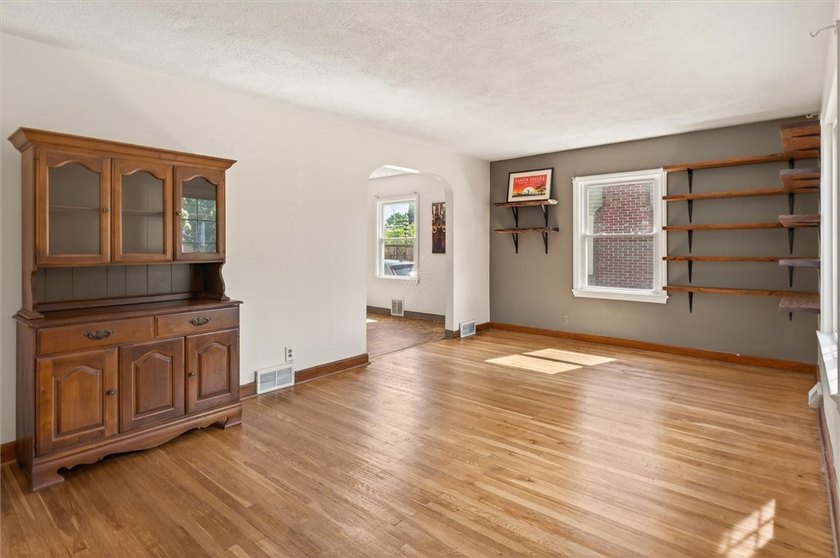 Welcome to 464 Harwick Road in Irondequoit NY! This charming - photo 4