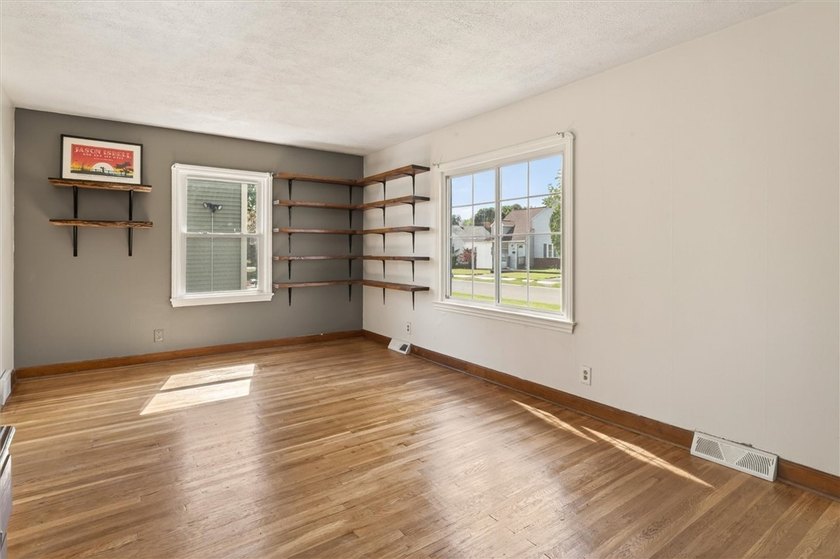 Welcome to 464 Harwick Road in Irondequoit NY! This charming - photo 5