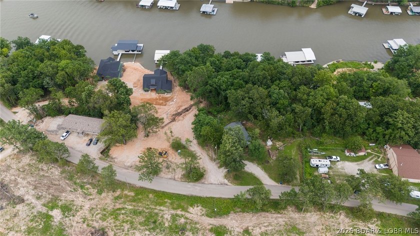 Discover the perfect setting for your custom luxury lakefront - photo 11