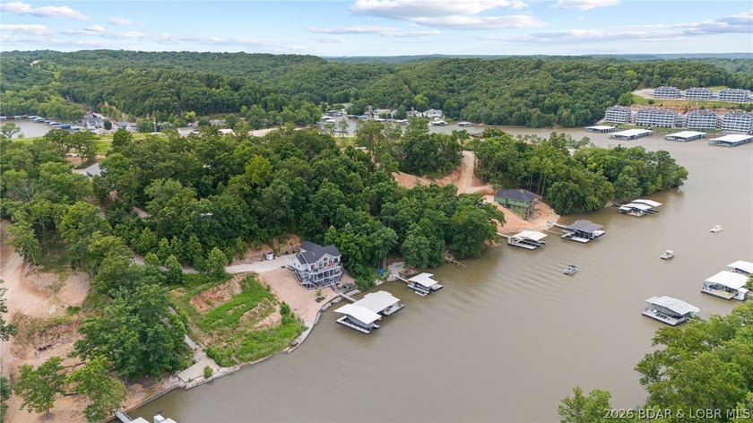 Discover the perfect setting for your custom luxury lakefront - photo 13