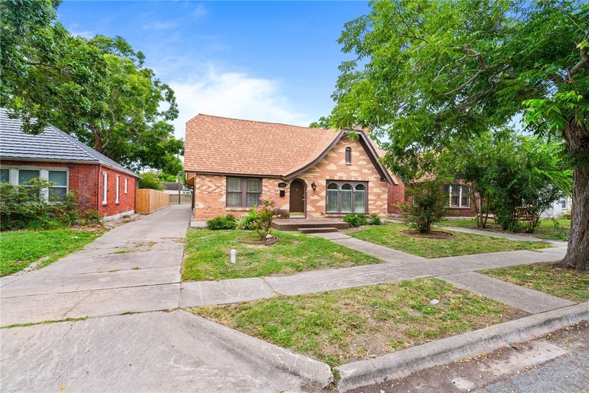 Located in the established Historic Del Mar neighborhood, this - photo 2
