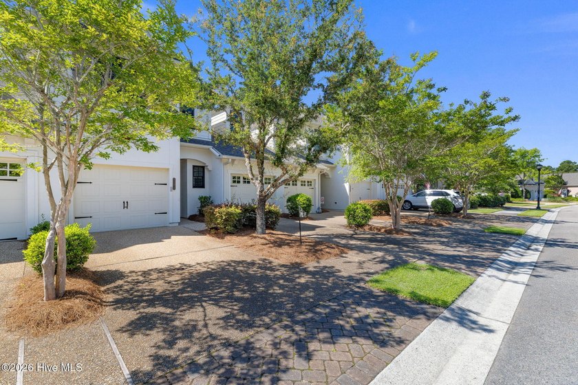 Welcome to easy living in the desirable Evangeline neighborhood - photo 3