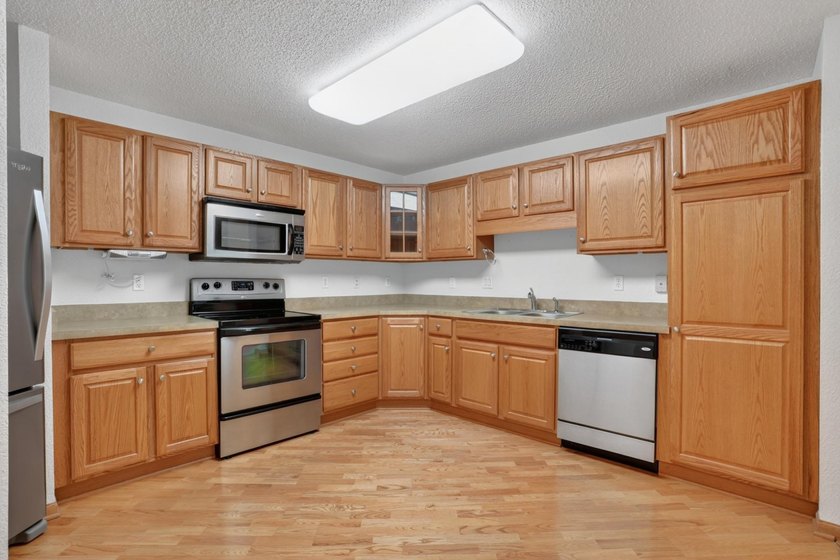 Welcome to maintenance free 55+ living in this spacious - photo 2