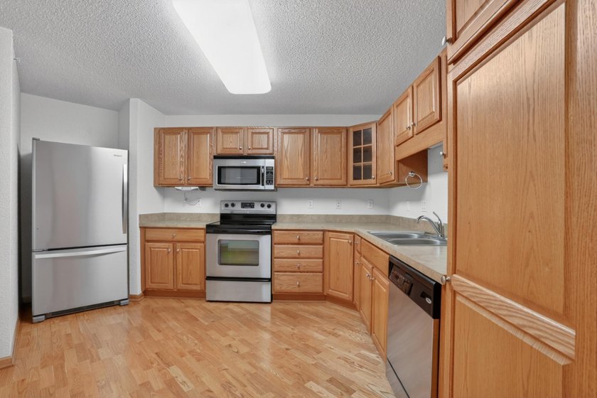 Welcome to maintenance free 55+ living in this spacious - photo 3