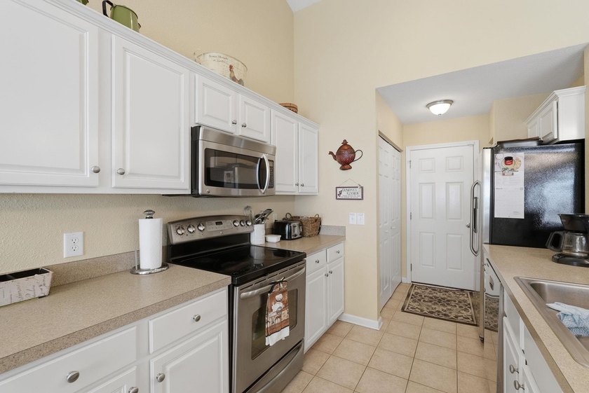 Beautifully FURNISHED, well maintained 3 bed 2 bath ranch with - photo 26