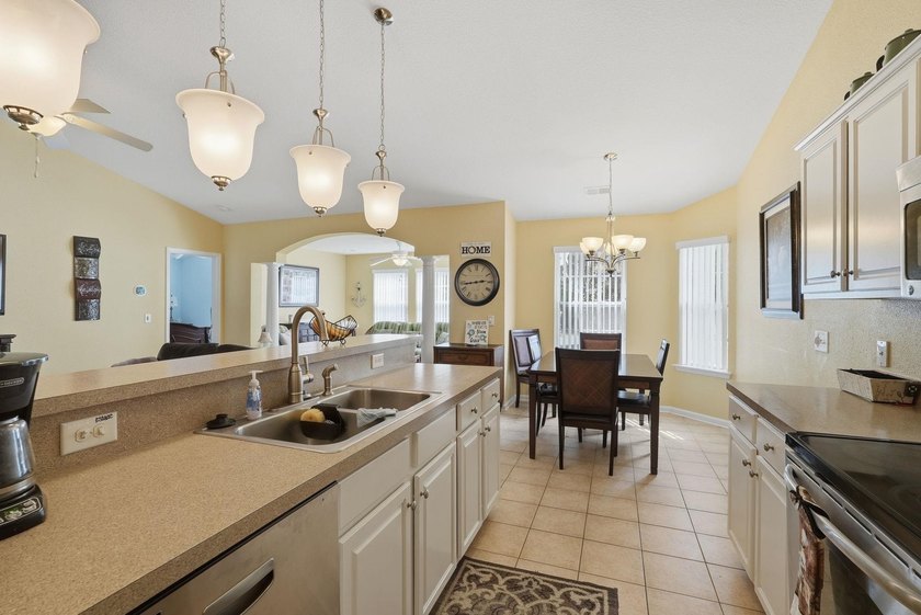 Beautifully FURNISHED, well maintained 3 bed 2 bath ranch with - photo 28