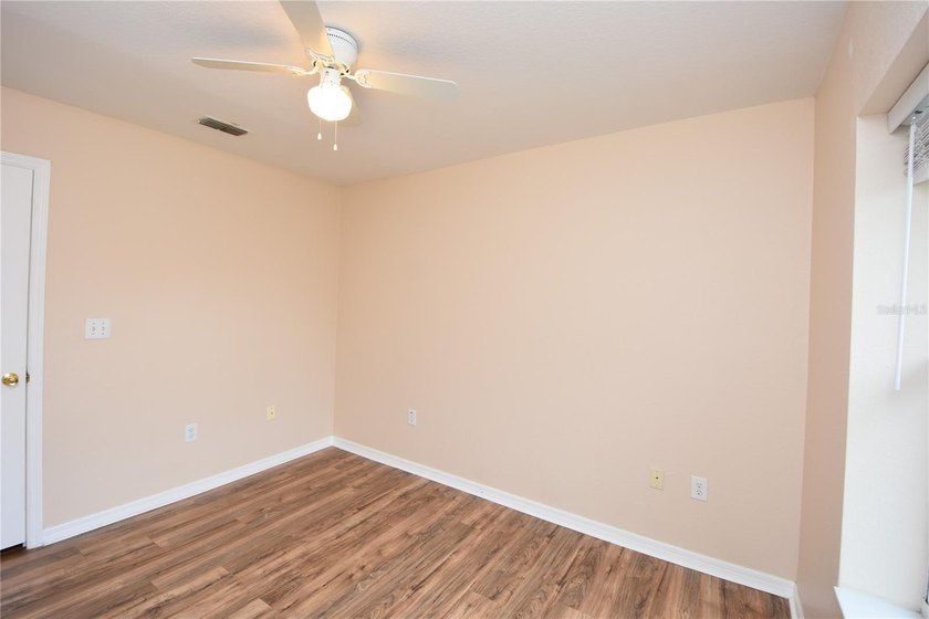 Beautiful 2 Bed 2 Ba completely lake front condo on the second - photo 32