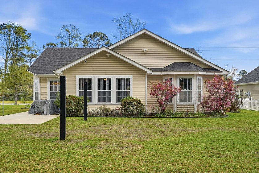 Beautifully FURNISHED, well maintained 3 bed 2 bath ranch with - photo 33