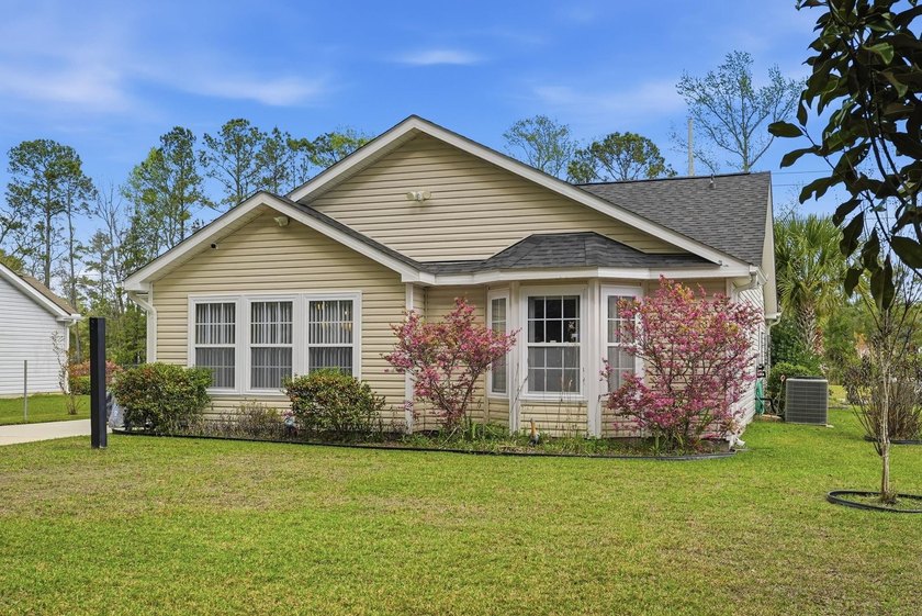 Beautifully FURNISHED, well maintained 3 bed 2 bath ranch with - photo 34