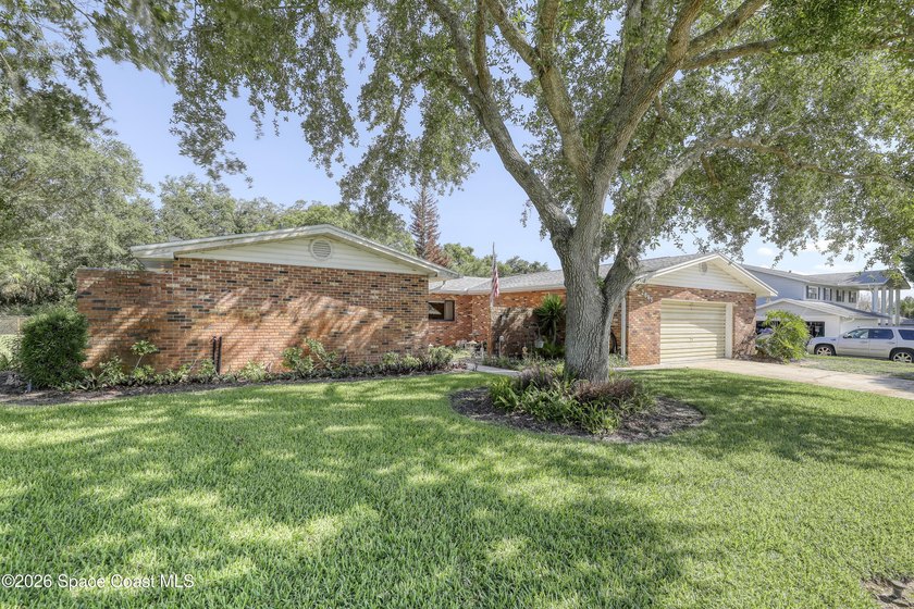 Welcome home to this beautiful 4 bedroom, 2 bath pool home in - photo 4