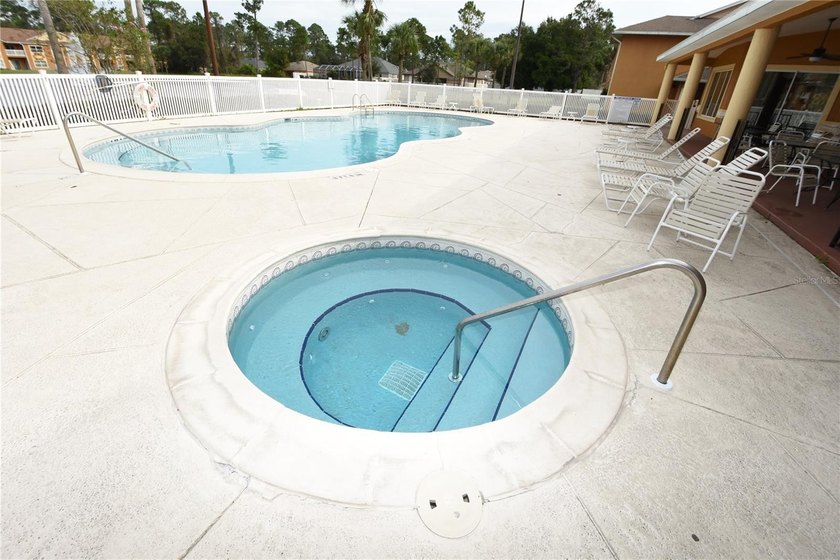 Beautiful 2 Bed 2 Ba completely lake front condo on the second - photo 44