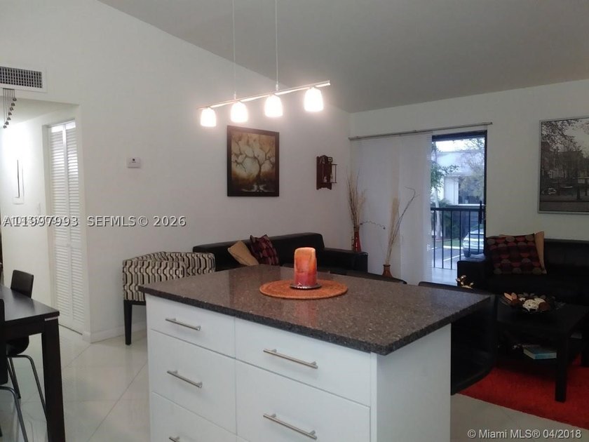 Beautiful and fully upgraded 2-bedroom, 2-bath unit located in - photo 11