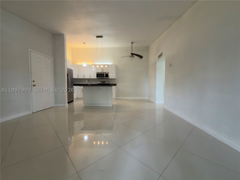 Beautiful and fully upgraded 2-bedroom, 2-bath unit located in - photo 12