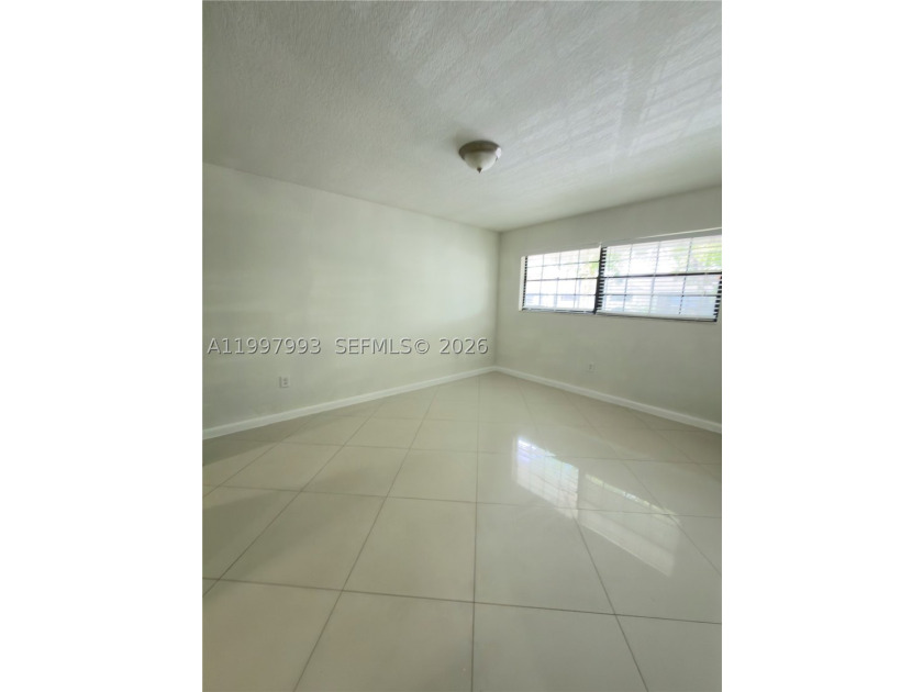 Beautiful and fully upgraded 2-bedroom, 2-bath unit located in - photo 16