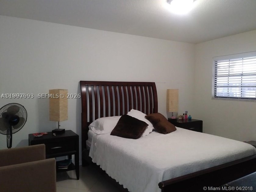 Beautiful and fully upgraded 2-bedroom, 2-bath unit located in - photo 17
