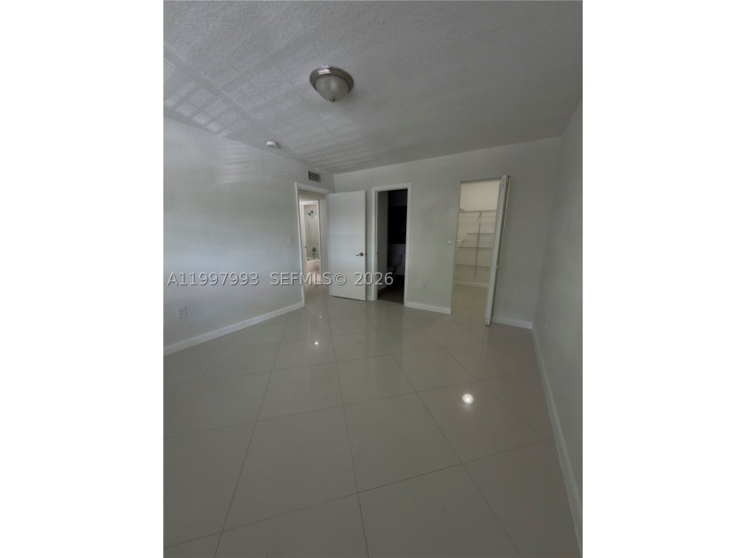 Beautiful and fully upgraded 2-bedroom, 2-bath unit located in - photo 18