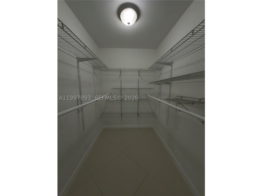 Beautiful and fully upgraded 2-bedroom, 2-bath unit located in - photo 19