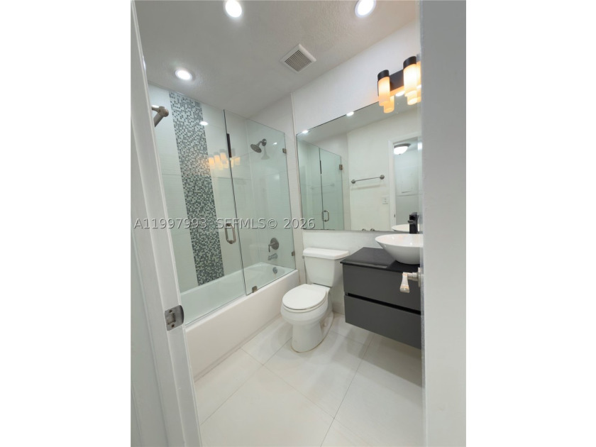 Beautiful and fully upgraded 2-bedroom, 2-bath unit located in - photo 21