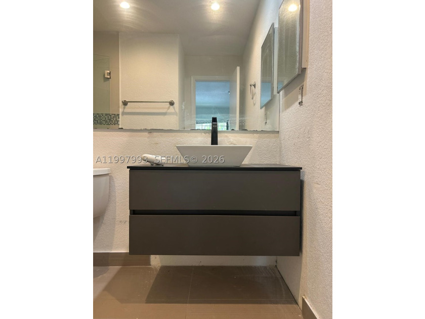 Beautiful and fully upgraded 2-bedroom, 2-bath unit located in - photo 22