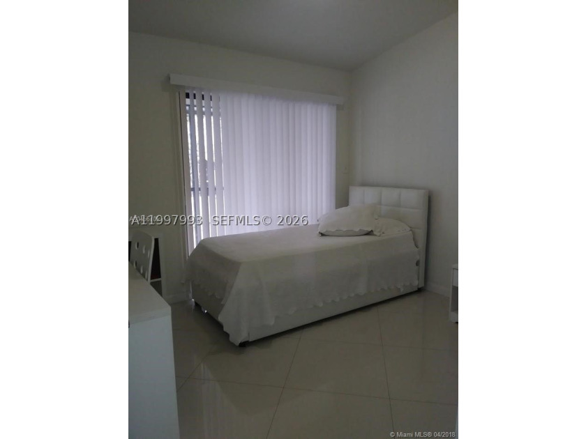 Beautiful and fully upgraded 2-bedroom, 2-bath unit located in - photo 25