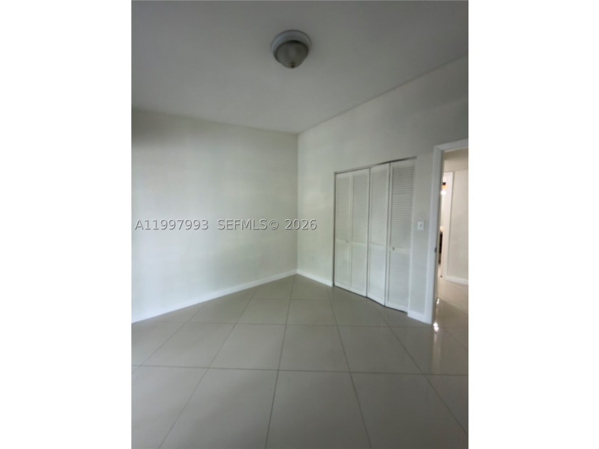 Beautiful and fully upgraded 2-bedroom, 2-bath unit located in - photo 27