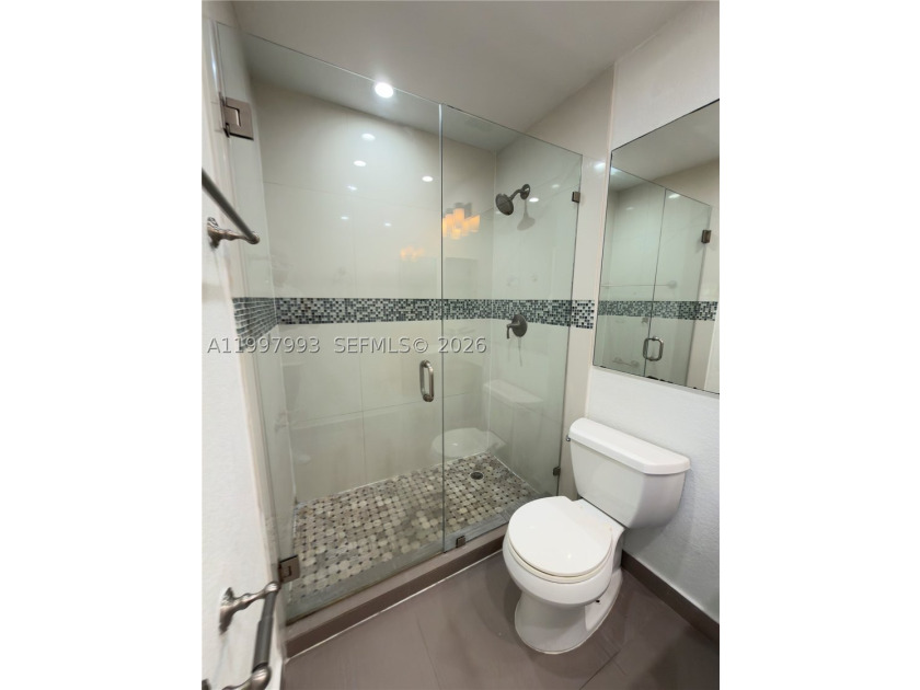 Beautiful and fully upgraded 2-bedroom, 2-bath unit located in - photo 28
