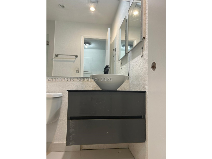 Beautiful and fully upgraded 2-bedroom, 2-bath unit located in - photo 30