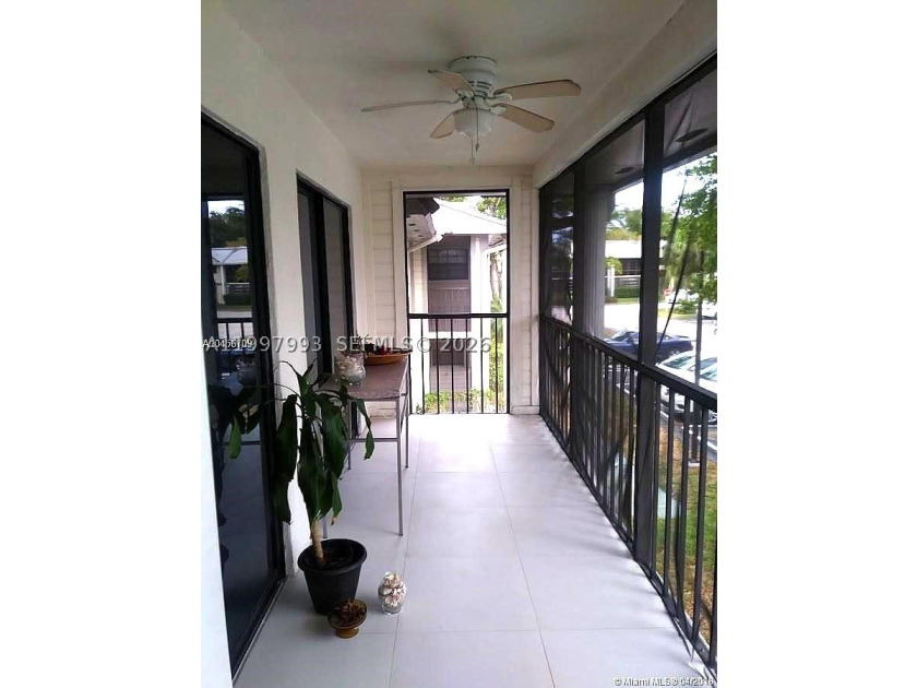 Beautiful and fully upgraded 2-bedroom, 2-bath unit located in - photo 32