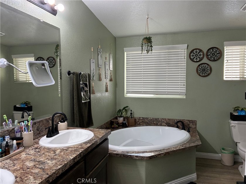 Gorgeous 4 Bedrooms, 2 Baths built in 2018, great open floor - photo 20