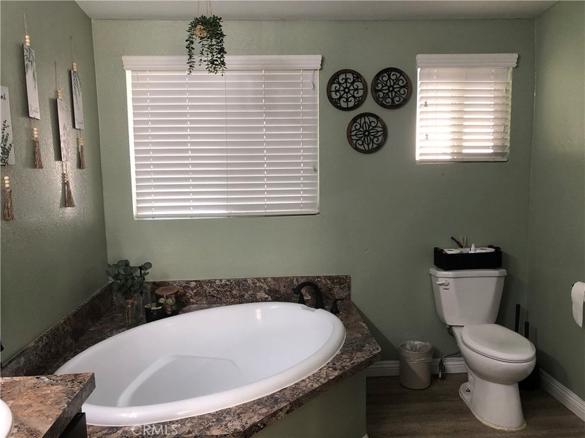 Gorgeous 4 Bedrooms, 2 Baths built in 2018, great open floor - photo 23