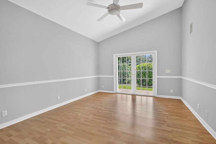 Welcome to this beautifully maintained three-bedroom, two-bath - photo 23