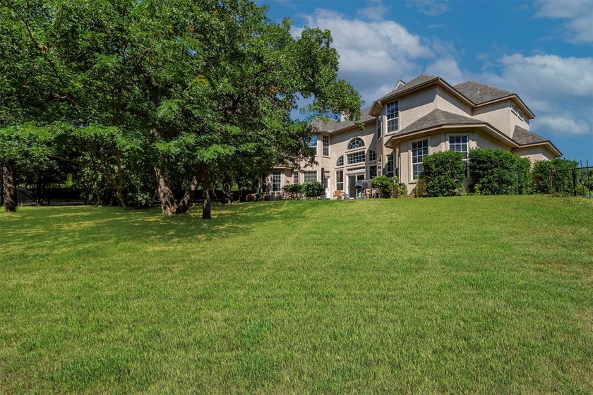 Welcome home to 100 Manders Court in beautiful Runaway Bay, just - photo 31
