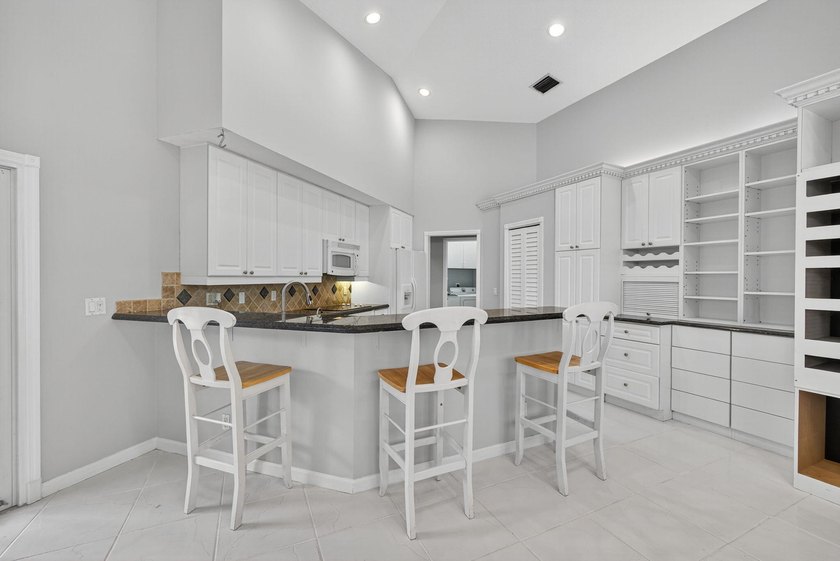 Welcome to this beautifully maintained three-bedroom, two-bath - photo 34