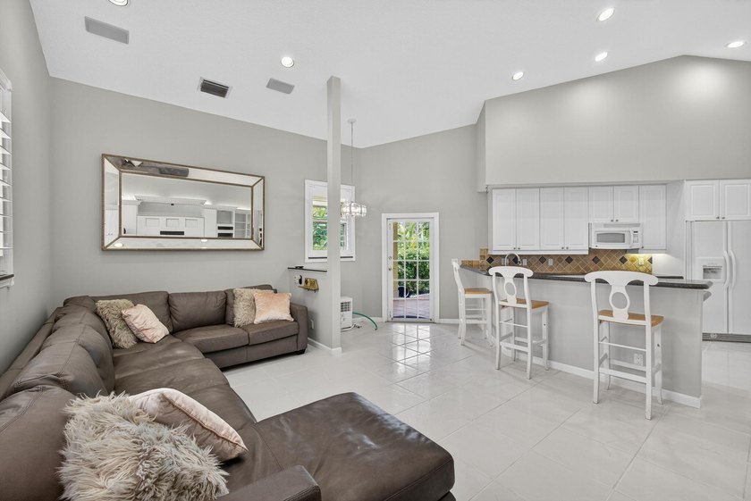 Welcome to this beautifully maintained three-bedroom, two-bath - photo 36