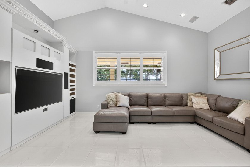 Welcome to this beautifully maintained three-bedroom, two-bath - photo 41