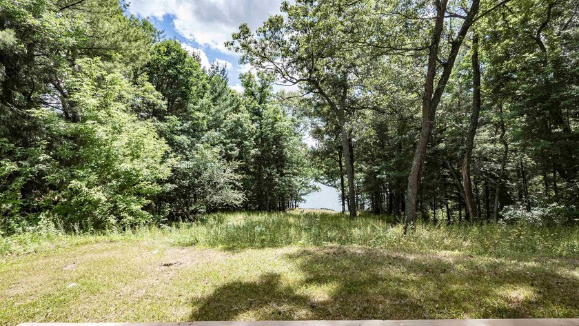 Welcome to this spacious 5-bedroom lakefront home on Marl Lake! - photo 11