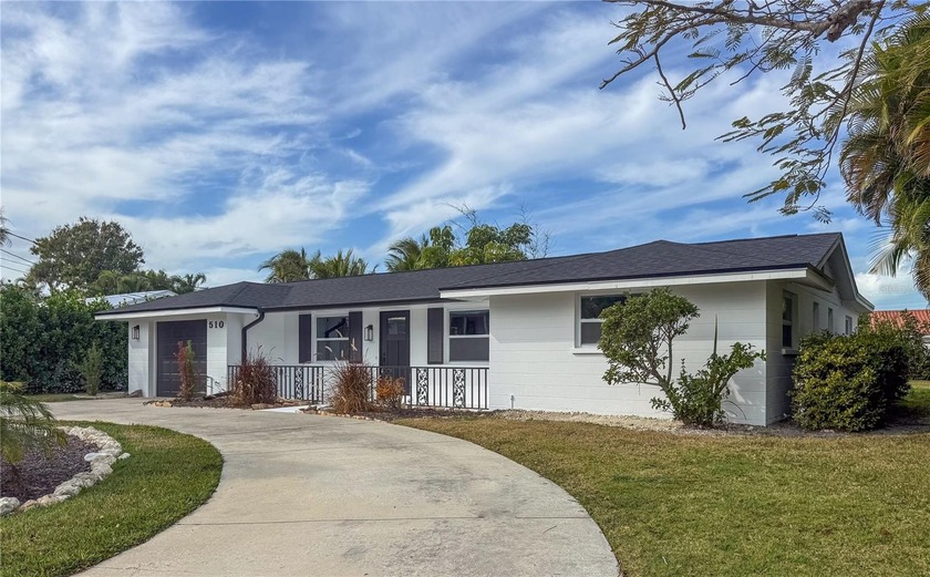 This stunning completely renovated 2-bedroom, 2-bathroom home - photo 2