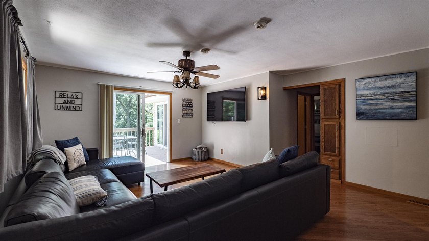 Welcome to this spacious 5-bedroom lakefront home on Marl Lake! - photo 14