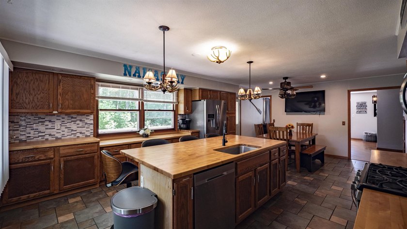 Welcome to this spacious 5-bedroom lakefront home on Marl Lake! - photo 15