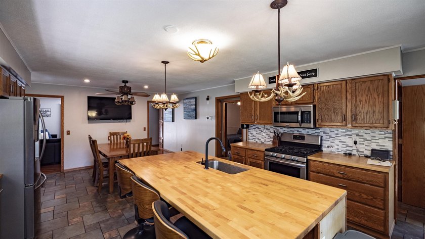 Welcome to this spacious 5-bedroom lakefront home on Marl Lake! - photo 16