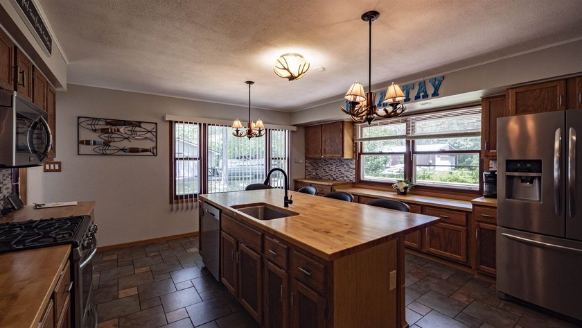 Welcome to this spacious 5-bedroom lakefront home on Marl Lake! - photo 17