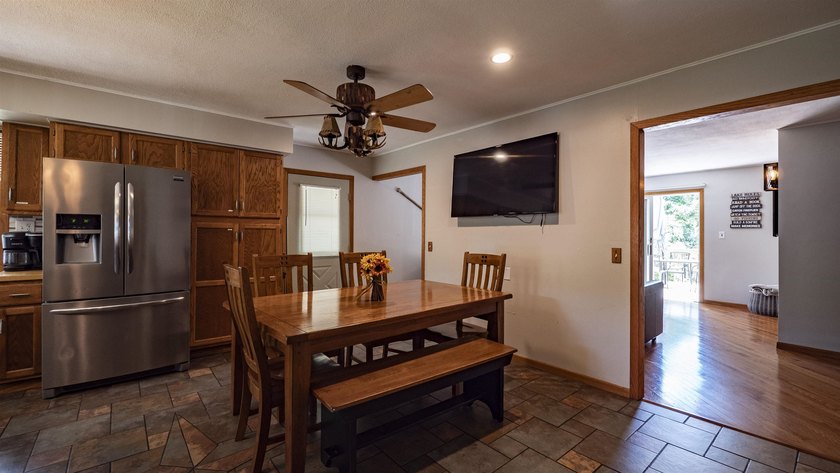 Welcome to this spacious 5-bedroom lakefront home on Marl Lake! - photo 18