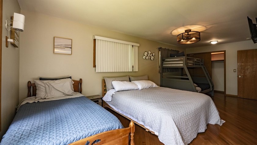 Welcome to this spacious 5-bedroom lakefront home on Marl Lake! - photo 28