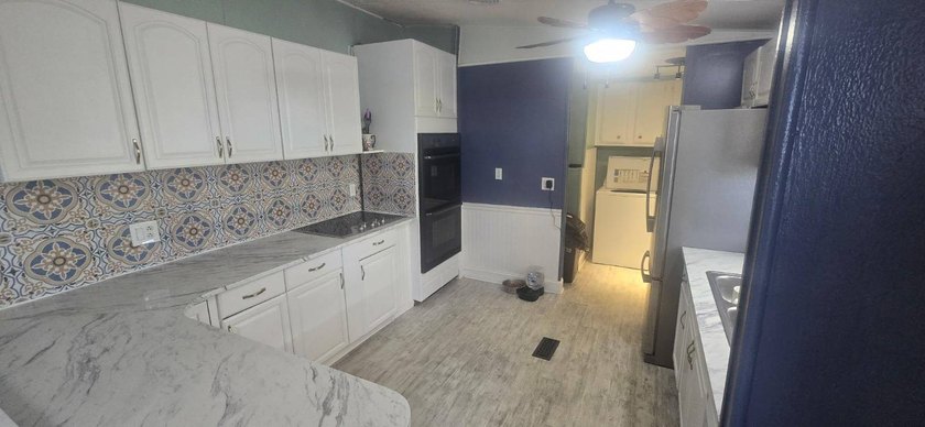 WELCOME TO YOUR NEW LARGE DOUBLEWIDE OVERLOOKING THE LAKE! THIS - photo 2