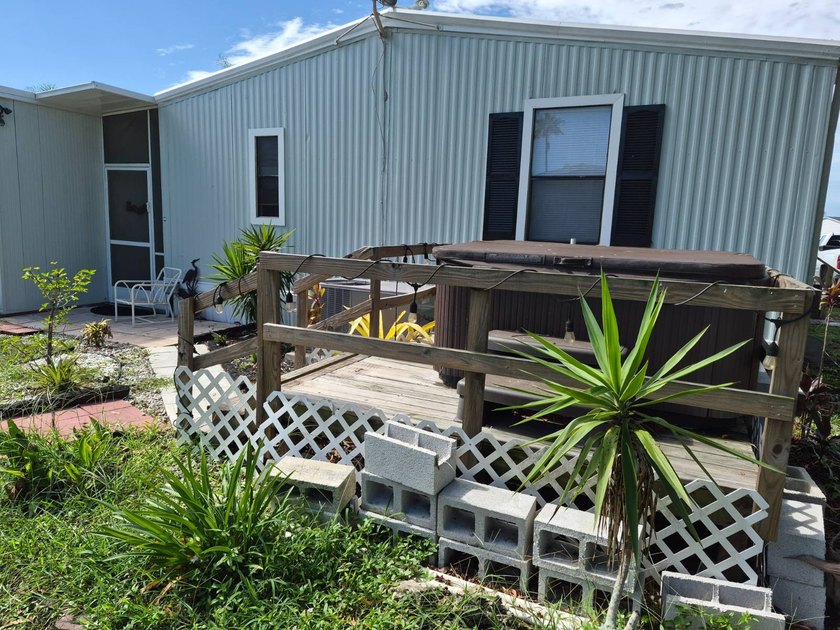 WELCOME TO YOUR NEW LARGE DOUBLEWIDE OVERLOOKING THE LAKE! THIS - photo 4