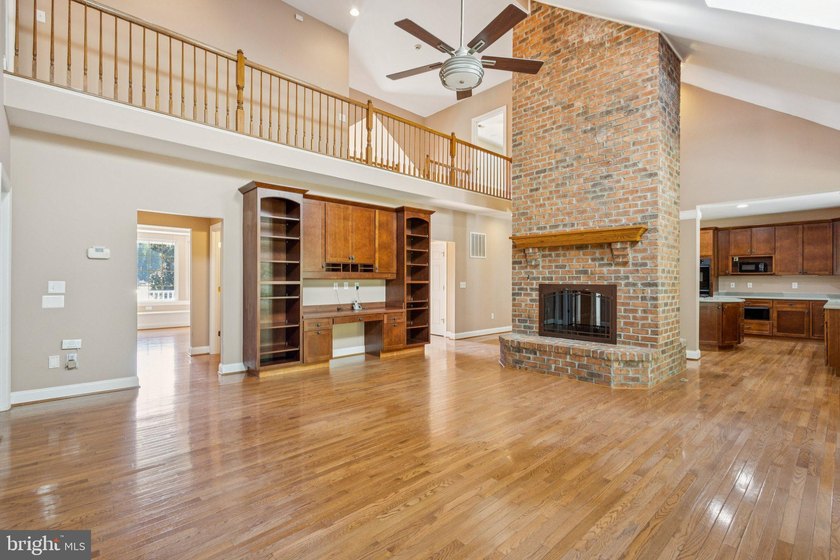 Welcome to a private estate that perfectly blends comfort - photo 11