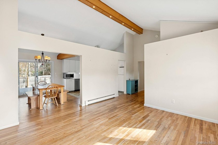 Welcome to this charming ranch-style home in Springs, East - photo 6