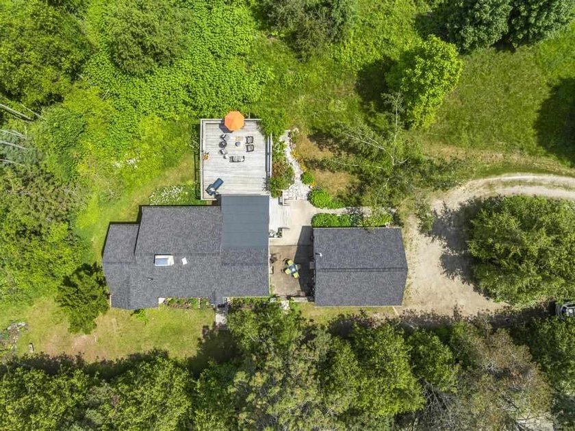 Welcome to this spacious 3 bedroom home in Charlevoix set on 4.2 - photo 3